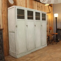 Ancienne armoire d'usine en bois