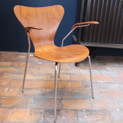 Pair of armchairs Arne Jacobsen model 3207