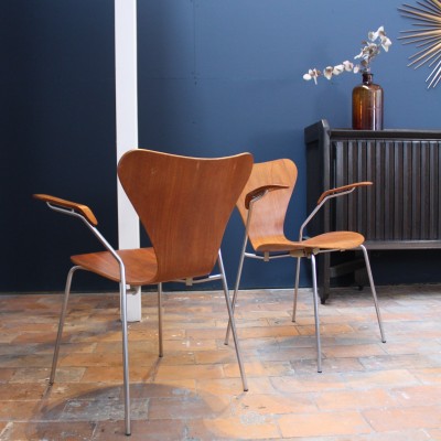 Paire de fauteuils Arne Jacobsen modèle 3207