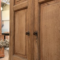 Oak cabinet with 2 doors