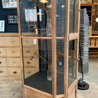 Ancienne vitrine de magasin en chêne