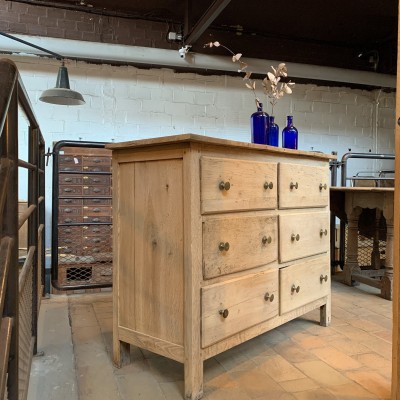French Chest of drawers in oak