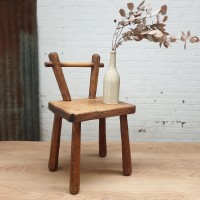 chaise brutaliste en bois