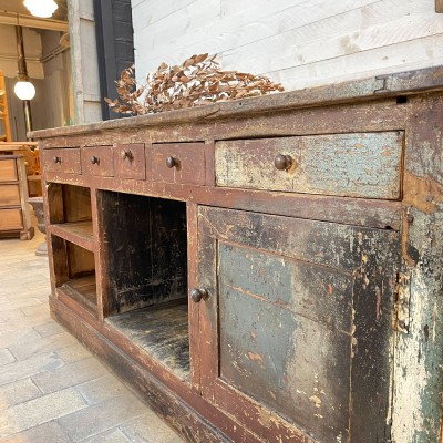 Ancien comptoir de commerce en bois