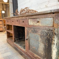 Ancien comptoir de commerce en bois