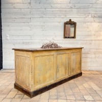 Ancien comptoir de commerce en bois