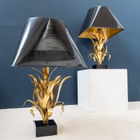 Imposante paire de lampes en métal doré " Bagués " 1970
