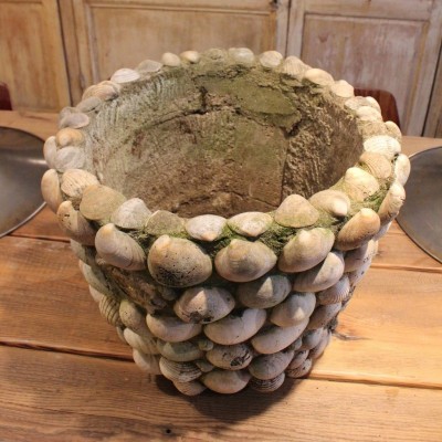 Ancien pot de jardin coquillages